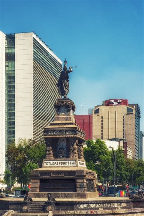 Monumento A Cuitlahuac A Lo Largo Del Paseo De La Reforma En La Ciudad