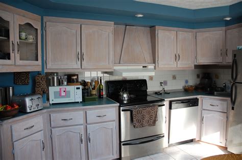 Oak Cabinets Whitewashed Use A Neutral Tone On Walls And Counters