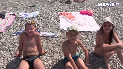 Дети отдыхают на пляже Youtube
