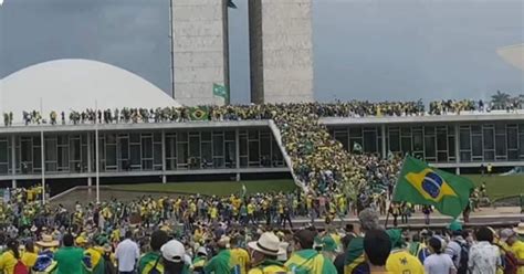 Urgente Bolsonaristas Invadem Rea Do Congresso Veja V Deos
