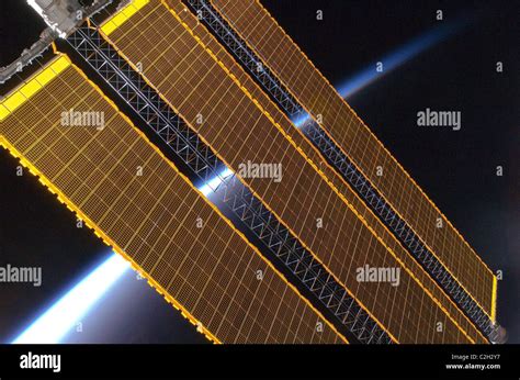 Horizont Der Erde Und Der Internationalen Raumstation Iss Solar Array Platten Stockfotografie