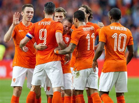 يخوض منتخب هولندا لقاء اليوم بأفضلية كبيرة بعد الانتصار الذي حققه الفريق على النمسا في الجولة الماضية بهدفين دون رد، منتخب هولندا حسم رسميا بطاقة التأهل للدور. منتخب هولندا : اقرأ - السوق المفتوح