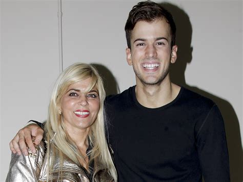 David carreira est un chanteur, danseur, mannequin et acteur portugais qui commence sa carrière en 2011 avec son premier album qui cartonne littéralement et a été certifié double disque de platine. David Carreira faz declaração de amor à mãe