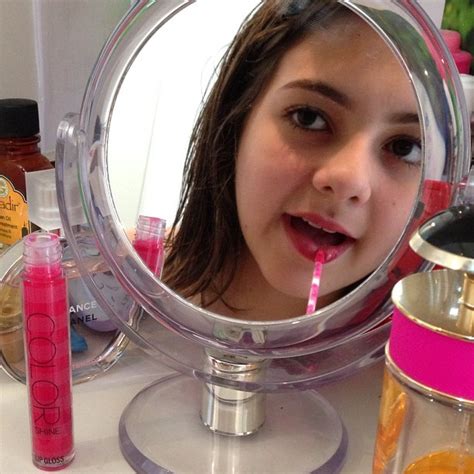 EGO Klara Castanho se maquia e posa em frente ao espelho Embonecando notícias de Ego Teen