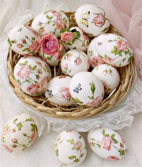 Des œufs de Pâques avec des motifs découpés idée originale