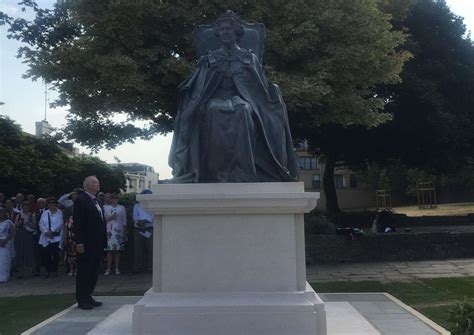 Statue To Hm Queen Elizabeth Unveiled In Gravesend