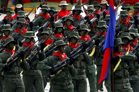 La palabra ejército puede escribirse con mayúscula o con minúscula en función de su valor: Venezuela celebra el Día del Ejército Nacional Bolivariano ...