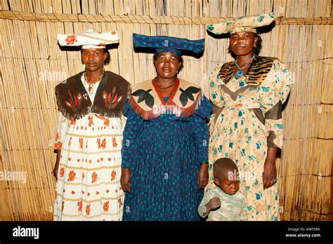 las mujeres vestidas con el traje tradicional sehitwa botswana África fotografía de stock alamy