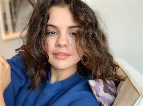 Selena Gomezs No Makeup Instagram Selfies Rack Up A Million Likes In