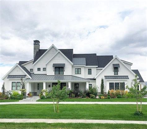35 Elegant White Farmhouse Design Ideas To Give Beautiful Look