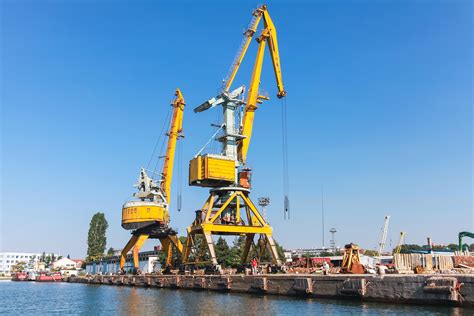 Sustainable Port Cranes And Vessels Match