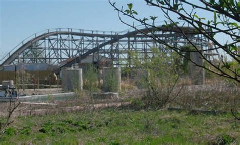 15 Photos Of Abandoned Geauga Lake Amusement Park Scene
