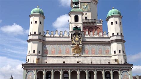 Den är huvudstad i provinsen storpolens vojvodskap och utgör administrativt en stad med powiatstatus. Poznań Ratusz o 12 - YouTube