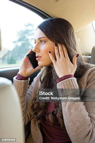 Schönes Junges Mädchen Auf Dem Rücksitz Des Taxis Stockfoto Und Mehr