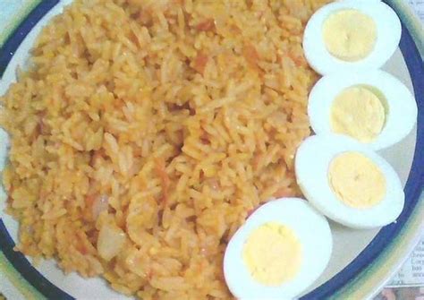 Heat a tablespoon of the oil in a frying pan or wok over a medium heat. How To Cook Jollof Rice With Egg Or Boiled Egg / Coconut Scented Jollof Rice With Jerk Style ...
