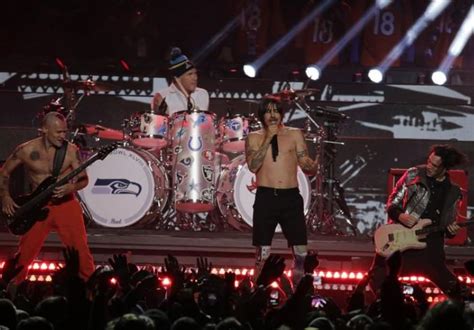 Celebs Red Hot Chili Peppers Rock Egypts Pyramids