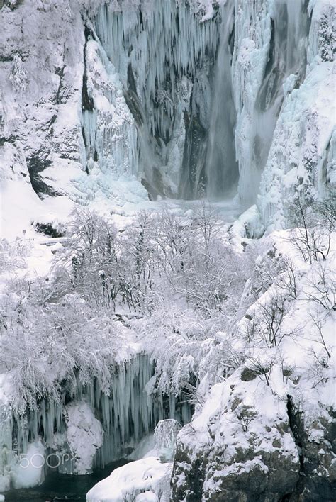 Frozen Falls Frozen Waterfalls In Plitvice National Park Croatia