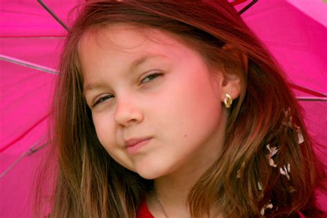 무료 이미지 사람 소녀 사진술 초상화 모델 빨간 우산 레이디 담홍색 표정 말뿐인 헤어 스타일 미소 입 긴 머리 빨강 머리 닫다 인간의 몸
