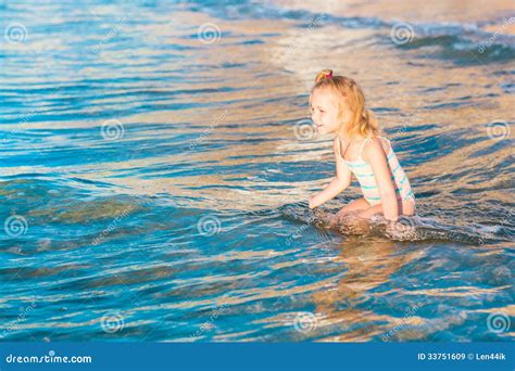 Petite Fille Adorable Jouant En Mer Sur Une Plage Image Stock Image