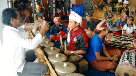 Balinese Kids Learn How To Play Gamelan Youtube