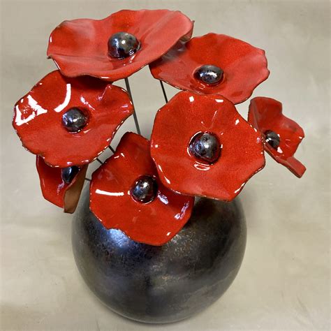 Voilà un magnifique bouquet de coquelicots reliés à l'aide d'un ruban en raphia et qui plaira au grâce à ses couleurs éclatantes et à des finitions soignées, ce bouquet de fleurs en synthétique. Bouquet de 9 petits Coquelicots Rouge Hauteur 30 cm