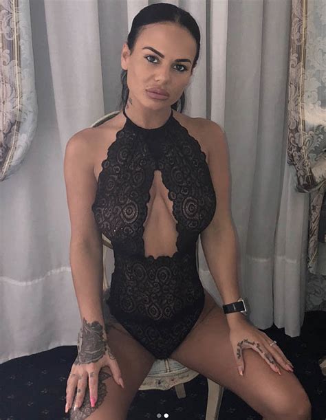 Chantelle Connelly Strips To Lingerie For A Very Sexy Instagram Selfie