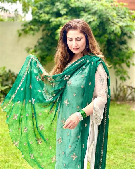 Saima Noor Shared Her Beautiful Photo Shoot In White Gown