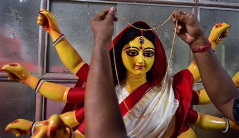 Durga Puja রুপোর মাস্ক পরলেন দেবী দুর্গা পাড়ি দিচ্ছেন ফ্রান্সে