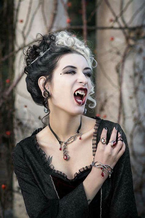 Pin By ALMA PERDIDA On Gothic World Female Vampire Vampire Girls Vampire Love