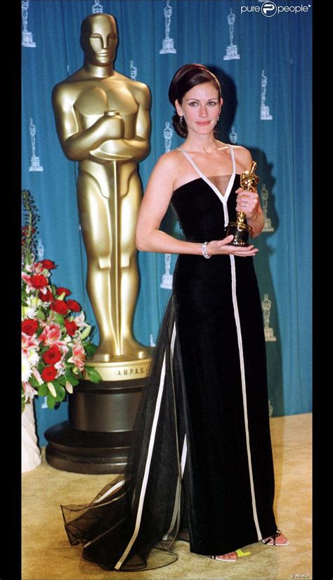 Julia Roberts Et Son Oscar Pour Erin Brockovich En 2001 Purepeople
