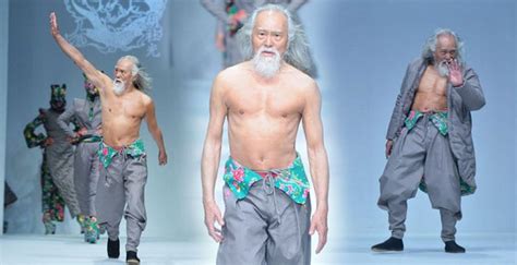 Wang Deshun El Modelo Chino De 80 Años Que Revoluciona Las Pasarelas Yeyehelp