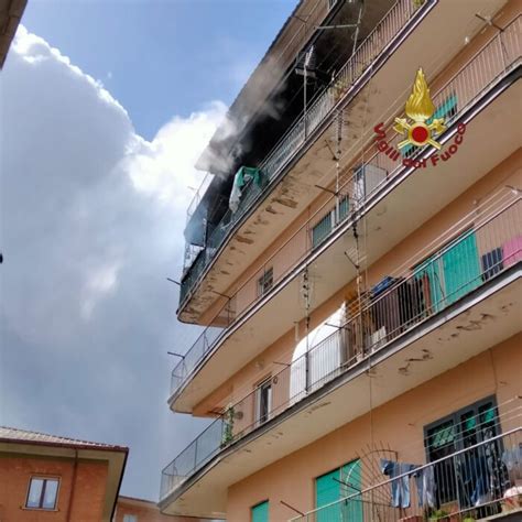 Paura A Segni Incendio Al Quarto Piano Di Un Palazzo