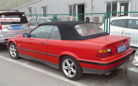 Fold out the unlocking handle and turn it to the end stop. Spotted in China: E36 BMW 328i Convertible in red ...