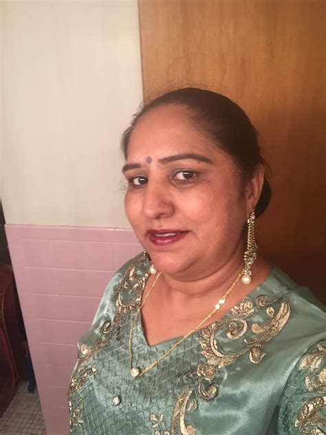 Aunty Desi Hot Aunty In Saree Beautiful Women Over 40 India Beauty