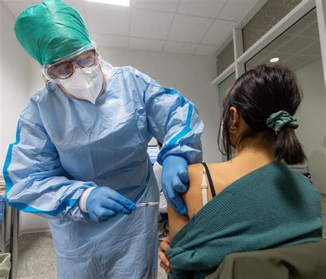 Vaccini Quasi Tredicimila Over 60 Da Recuperare Nel Ferrarese La Nuova