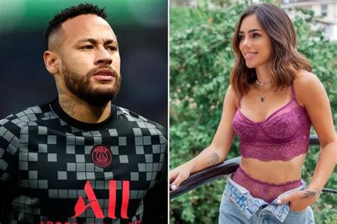 Neymar Poses With Model Girlfriend Bruna Biancardi As Relationship