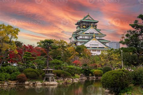 El Castillo De Osaka En La Temporada De Follaje Otoñal Es Un Famoso
