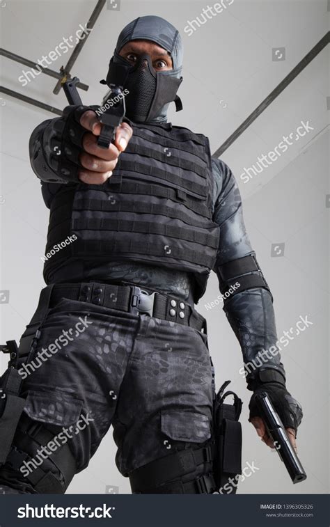 Asesino Moderno Militar Ninja Poc Foto De Stock 1396305326