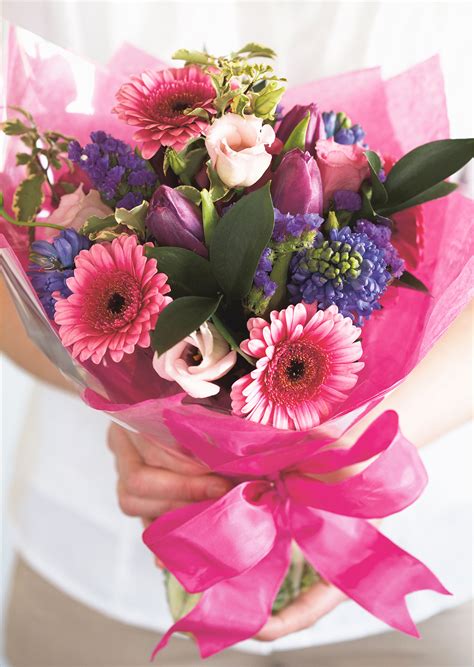 Nicole's flower boasts an exuberant range of floral styles that will suit a variety of preferences. How to make a hand tied bouquet