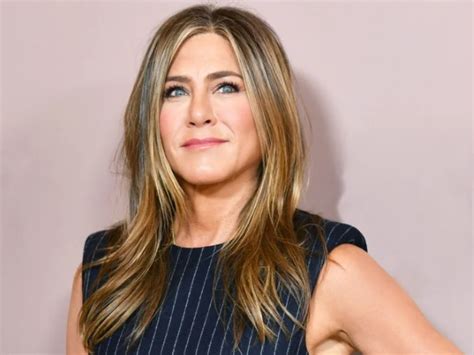 jennifer aniston makes a thunderous entry on instagram and breaks world record