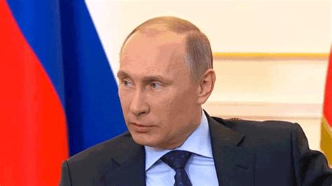 Trim it and make your awesome gif. Beso entre Trump y Putin en un grafiti en Lituania