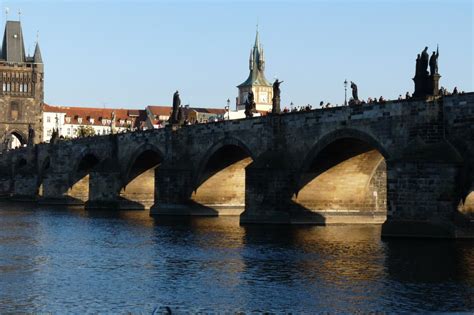 Bridge, monument / landmark, and scenic lookout. Sprejem na gotiku. Vandal se „podepsal" na Karlův most ...