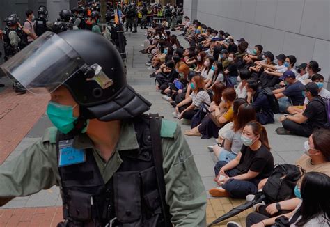 Polícia de Hong Kong usa spray de pimenta e gás lacrimogêneo para