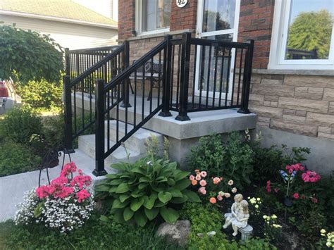 Get ideas to customize with aluminum pickets, glass panels or a mix of both. porch-aluminum-stair-railing-uxbridge - GTA RAILINGS