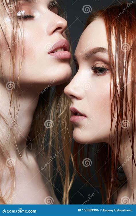 两美女亲吻 sensua夫妇 库存照片 图片 包括有 关系 白种人 恋人 激情 夫妇 肉欲 150889396