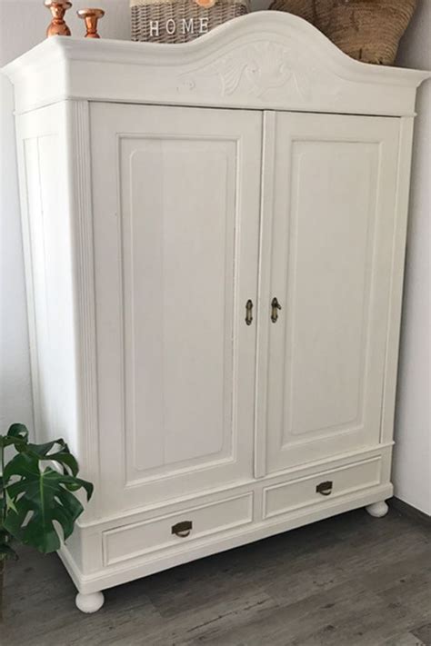 Wir renovieren unser schlafzimmer und mit dem sideboard / kommode fangen wir an. DIY Antiker Bauernschrank in kreideweiss | Bauernschrank ...