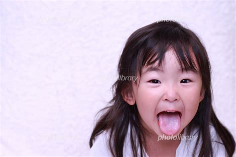 舌を出す女の子 写真素材 841016 フォトライブラリー Photolibrary
