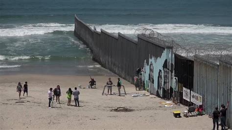 El Mural Que Retrata A Los Inmigrantes En La Frontera Entre Tijuana Y