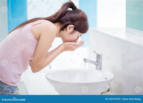 Woman Wash Her Face Stock Image Image Of Lifestyle 122161975