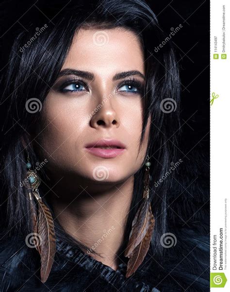 Retrato Vertical Del Primer De La Belleza Mujer Joven Hermosa Con Los